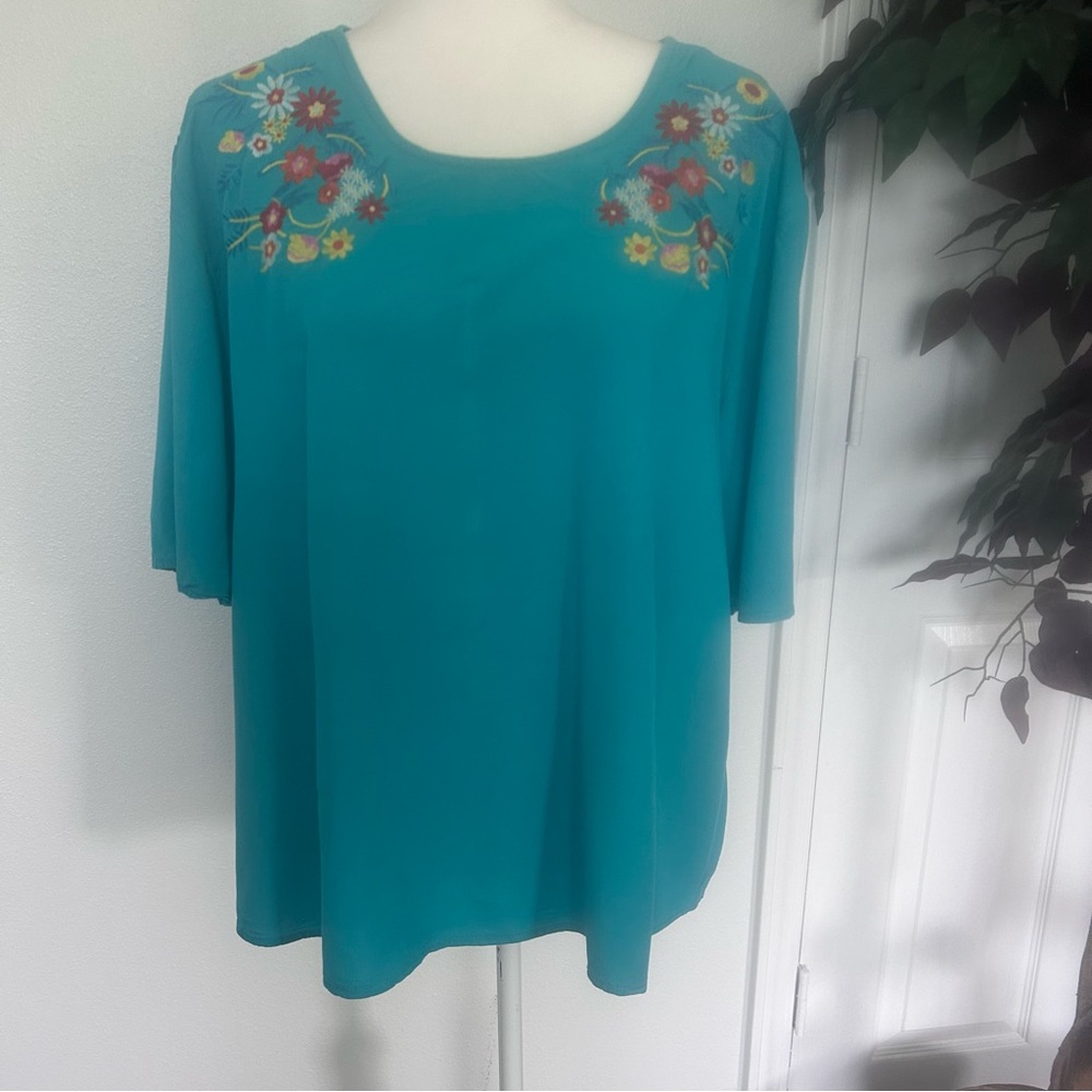 This & That women’s floral embroidery front blouse. Size XL
#0207